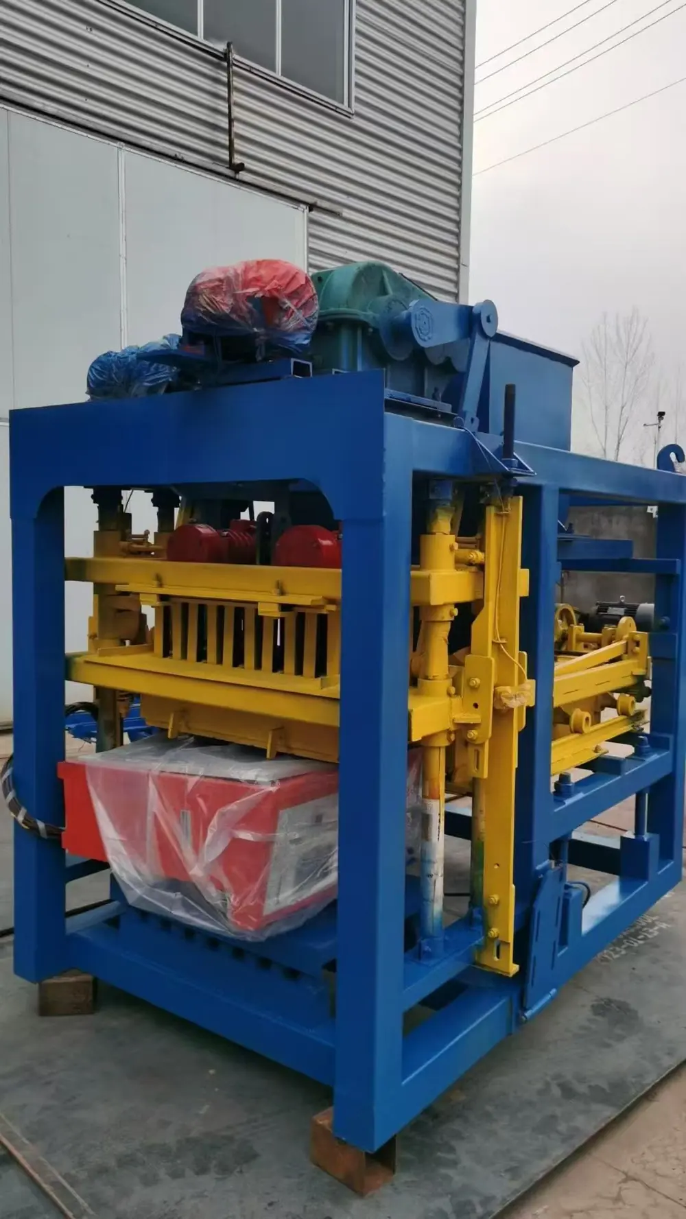 QT4-25 block machine side view